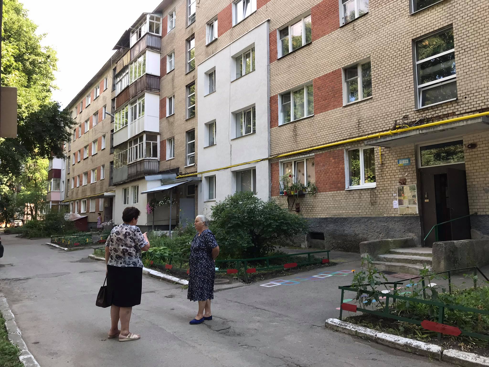 Новини Хмельницького - фото з Мешканці багатоповерхівки на Інститутській скаржаться на сусідів, які п’ють, б’ються та виховують 1-річну дитину Нет описания.