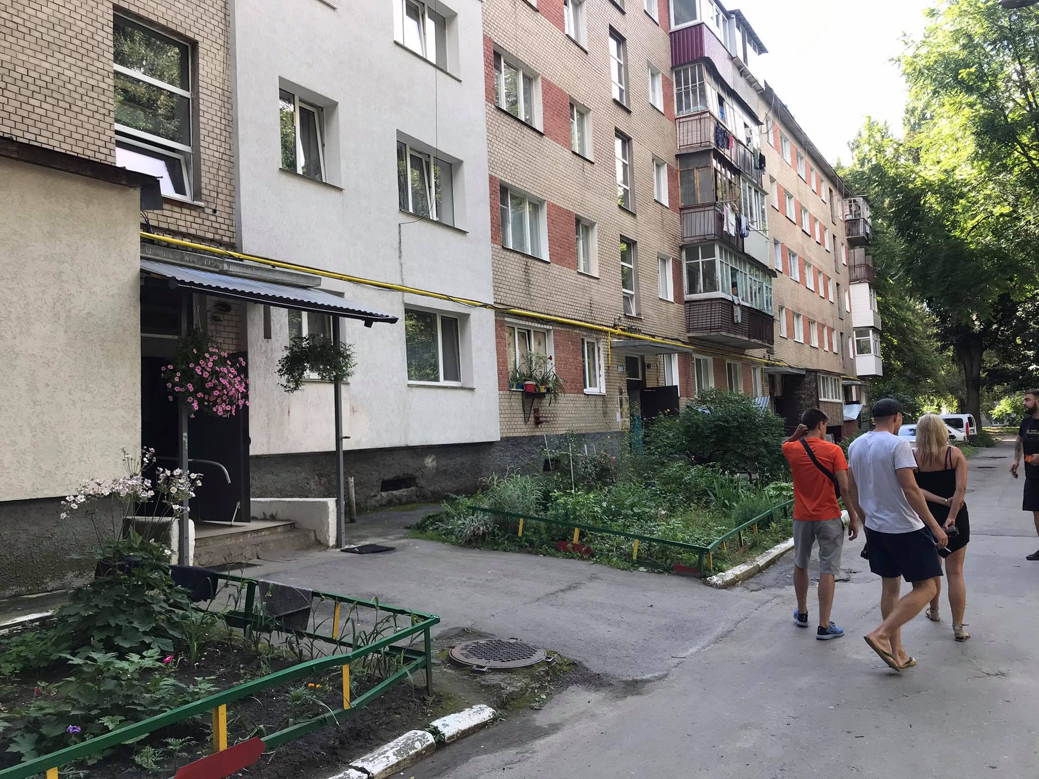 Новини Хмельницького - фото з Мешканці багатоповерхівки на Інститутській скаржаться на сусідів, які п’ють, б’ються та виховують 1-річну дитину Нет описания.