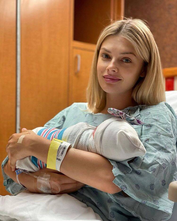 Новини Вінниці - фото з «Міс Вінниця 2013» Влада Щеглова народила доньку футболісту Зінченку. Історія зіркової пари