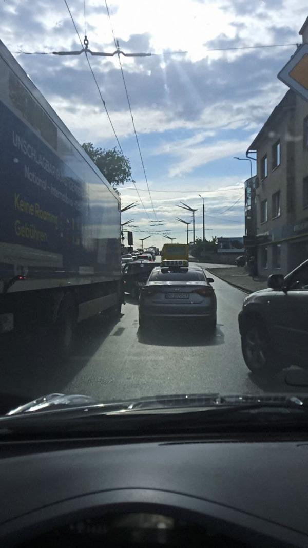 Новини Тернополя - фото з Машини по фари у воді, а на дорогах довжелезні корки: які вулиці Тернополя затопило (ФОТО, ВІДЕО)