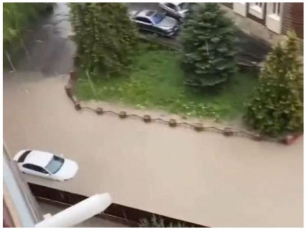 Новини Тернополя - фото з Машини по фари у воді, а на дорогах довжелезні корки: які вулиці Тернополя затопило (ФОТО, ВІДЕО)