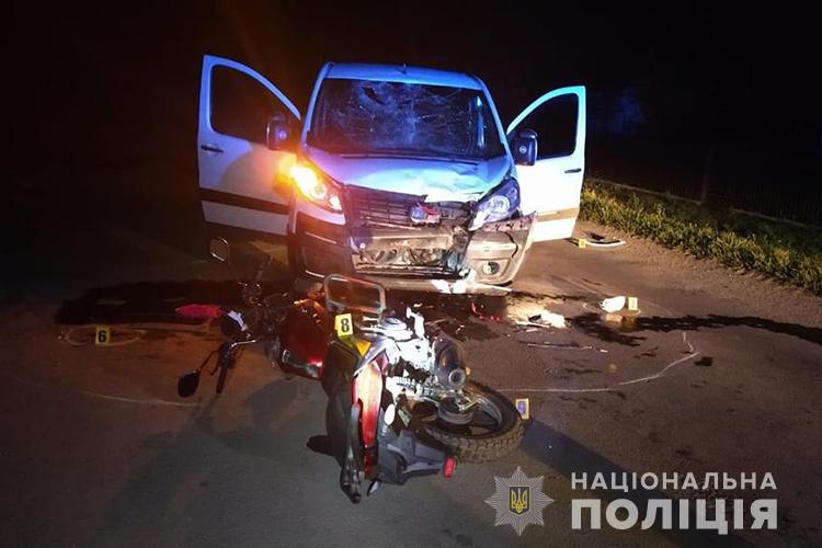 Новини Тернополя - фото з ВАЗ-2105 злетів у кювет, автівка перекинулася. Що з водієм?
