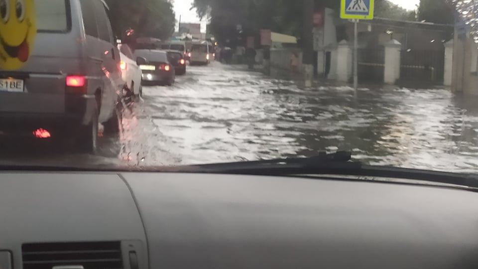 Новини Хмельницького - фото з Води по коліна. Зібрали відео затопленого Хмельницького Немає опису.
