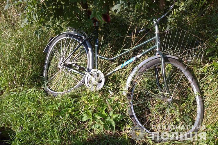 Новини Тернополя - фото з ВАЗ-2105 злетів у кювет, автівка перекинулася. Що з водієм?