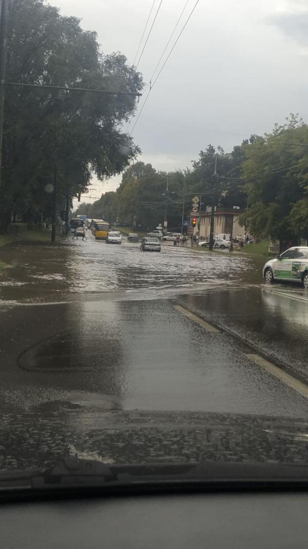 Новини Тернополя - фото з Машини по фари у воді, а на дорогах довжелезні корки: які вулиці Тернополя затопило (ФОТО, ВІДЕО)