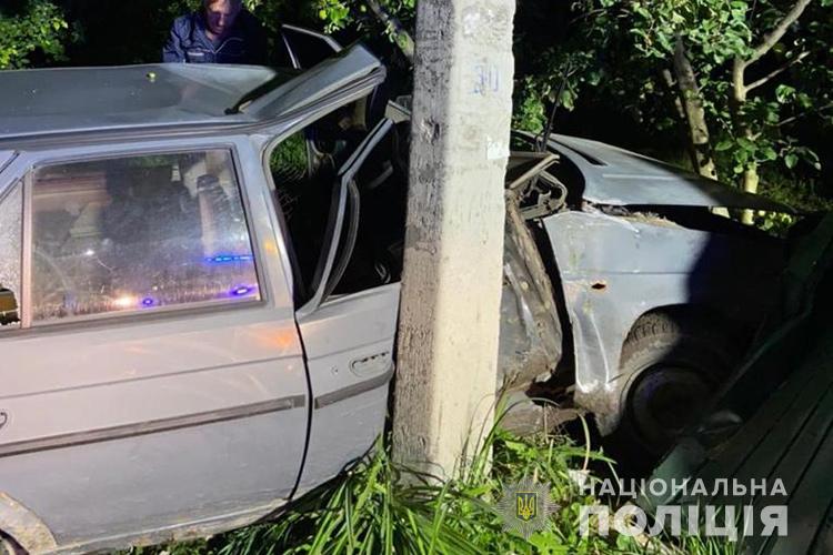 Новини Тернополя - фото з ВАЗ-2105 злетів у кювет, автівка перекинулася. Що з водієм?