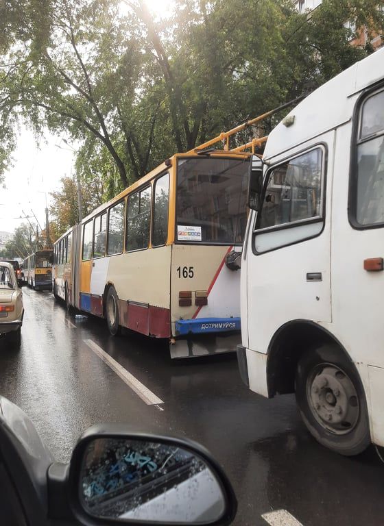Новини Тернополя - фото з Машини по фари у воді, а на дорогах довжелезні корки: які вулиці Тернополя затопило (ФОТО, ВІДЕО)