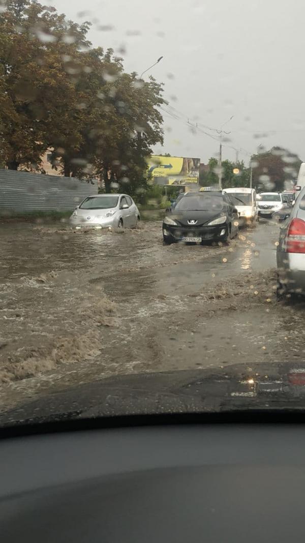 Новини Тернополя - фото з Машини по фари у воді, а на дорогах довжелезні корки: які вулиці Тернополя затопило (ФОТО, ВІДЕО)