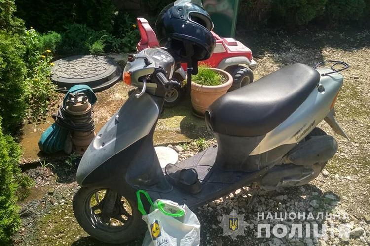 Новини Тернополя - фото з ВАЗ-2105 злетів у кювет, автівка перекинулася. Що з водієм?