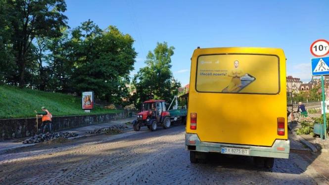 Новини Хмельницького - фото з Зірвало дах фортеці, повалило дерева і стовпи: Кам'янець після сильного буревію (ФОТО)