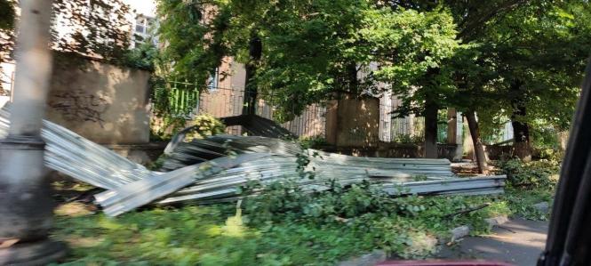 Новини Хмельницького - фото з Зірвало дах фортеці, повалило дерева і стовпи: Кам'янець після сильного буревію (ФОТО)