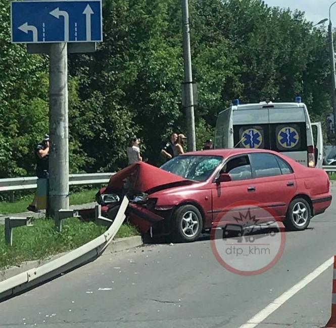 Новини Хмельницького - фото з На Толстого водій «Toyota» на швидкості влетів у відбійник