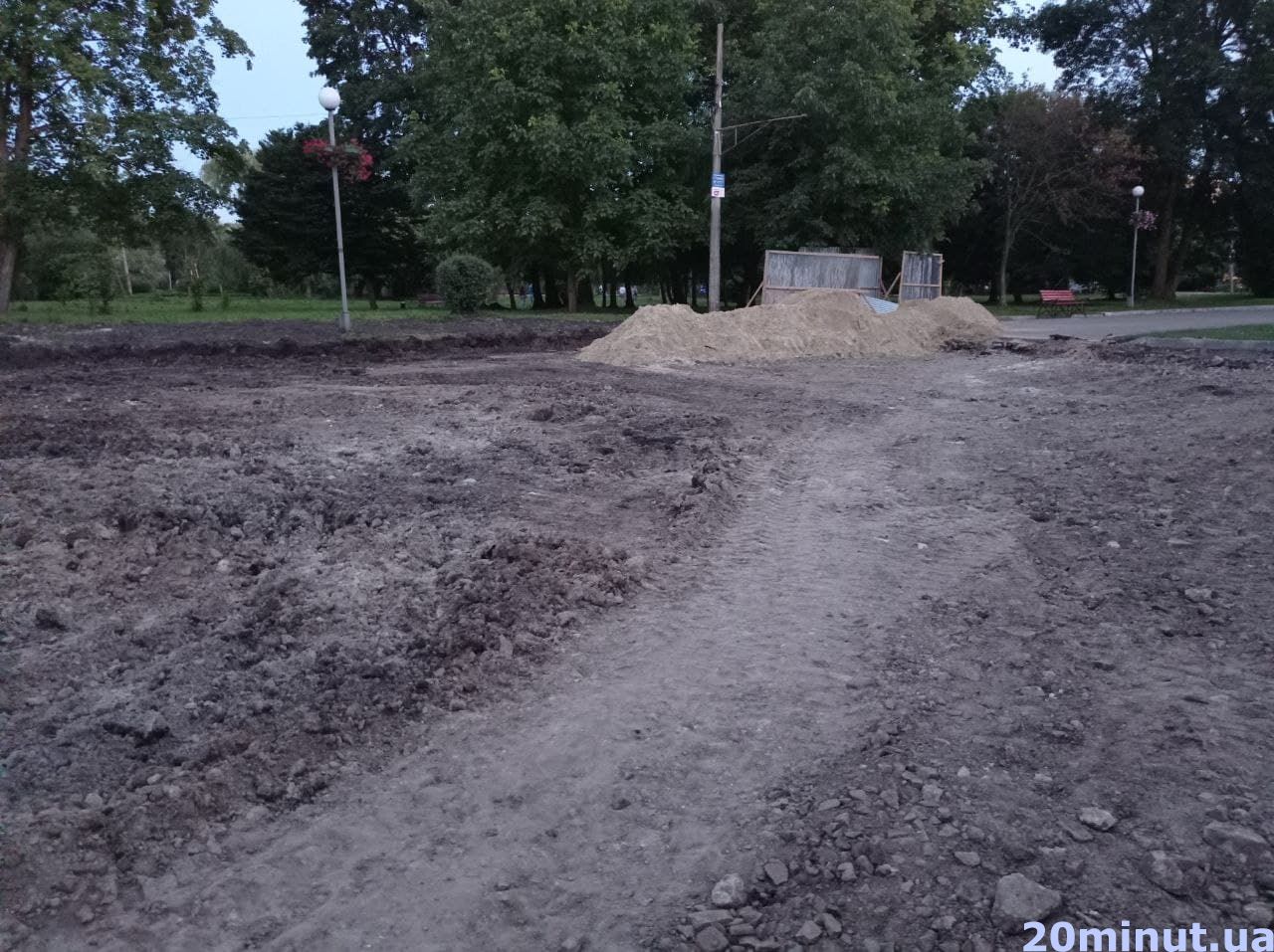 Новини Тернополя - фото з Фото дня: у «Топільче» замінюють асфальт навколо флагштоку, висотою 50 метрів