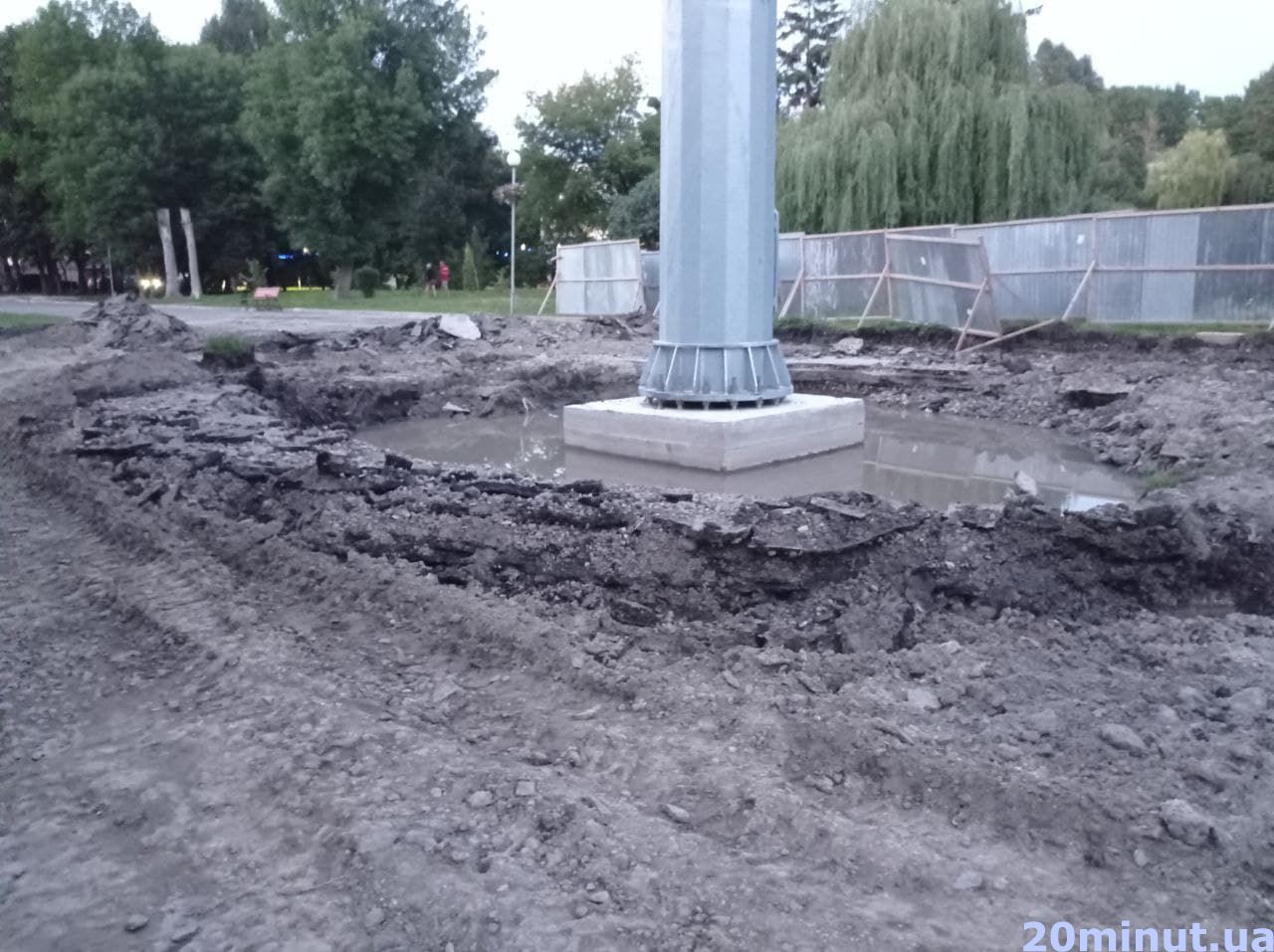 Новини Тернополя - фото з Фото дня: у «Топільче» замінюють асфальт навколо флагштоку, висотою 50 метрів