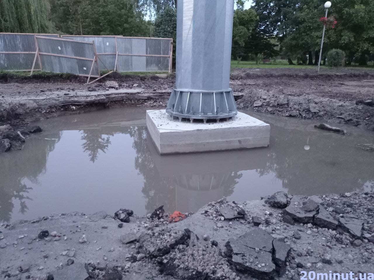 Новини Тернополя - фото з Фото дня: у «Топільче» замінюють асфальт навколо флагштоку, висотою 50 метрів