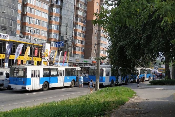Новини Вінниці - фото з Затор на Київській, смертельна ДТП та інше важливе за 9 серпня на 20minut.ua На Київській стоять тролейбуси. Утворився затор