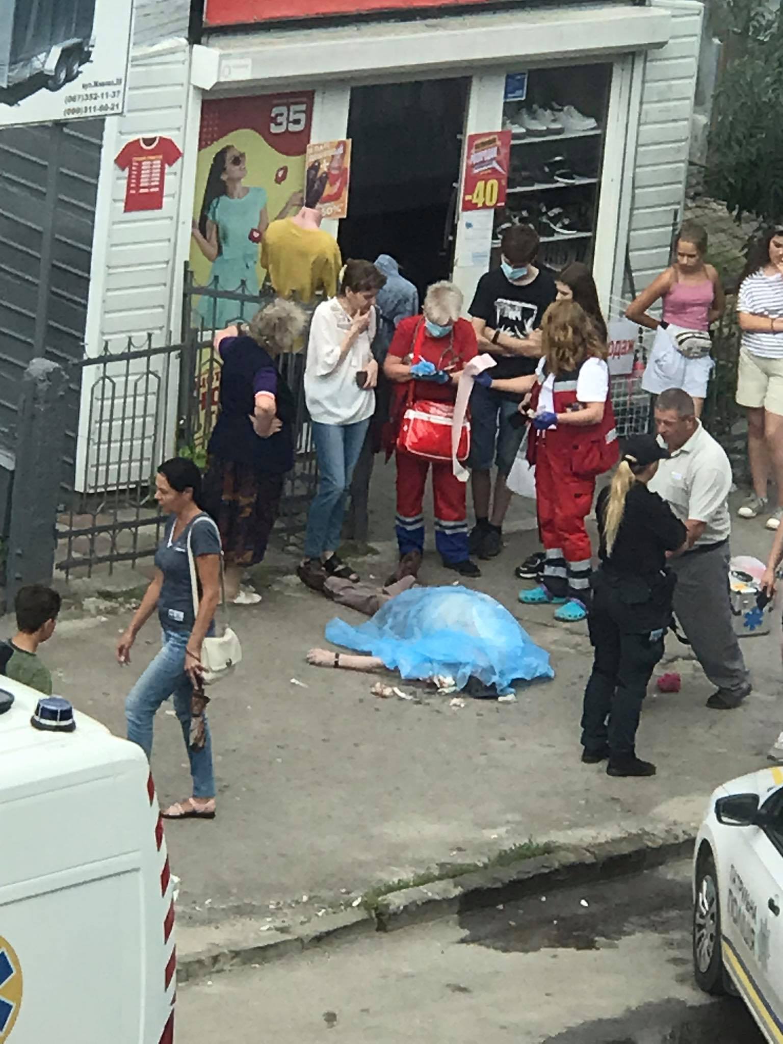 Новини Тернополя - фото з На Живова чоловік впав та помер серед вулиці. Що відомо? Немає опису.