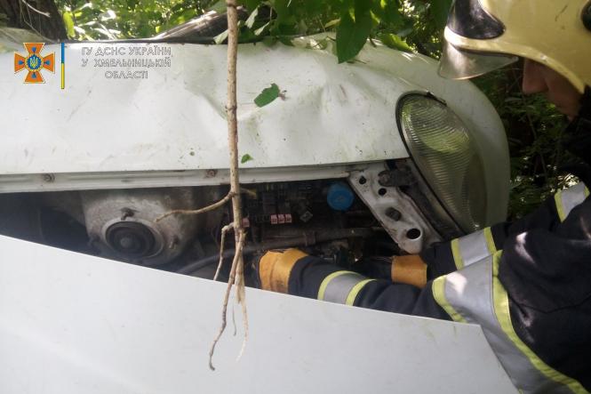 Новини Хмельницького - фото з ДТП на Хмельниччині: «Daewoo Lanos» злетів з дороги в лісосмугу