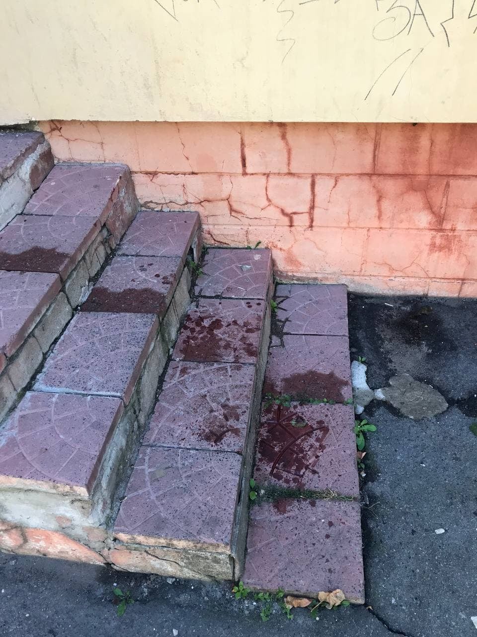 Новини Хмельницького - фото з На Хмельниччині судовий охоронець врятував від самогубства 17-річну дівчину На зображенні може бути: на відкритому повітрі та цегляна стіна