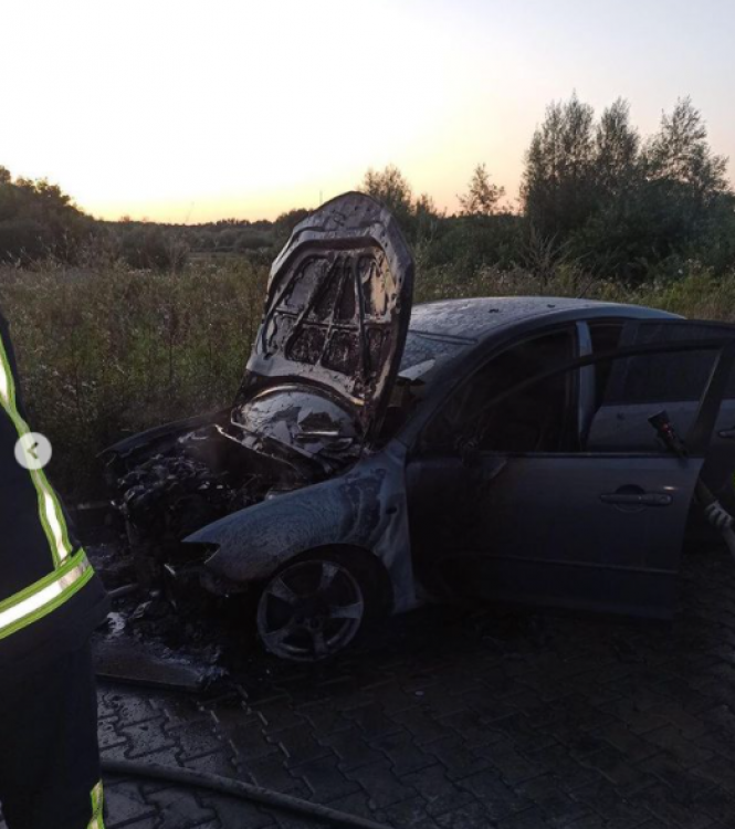 Новини Хмельницького - фото з На Прибузькій горіла «Mazda 3». Рятувальники розповіли можливу причину пожежі dtp_khm