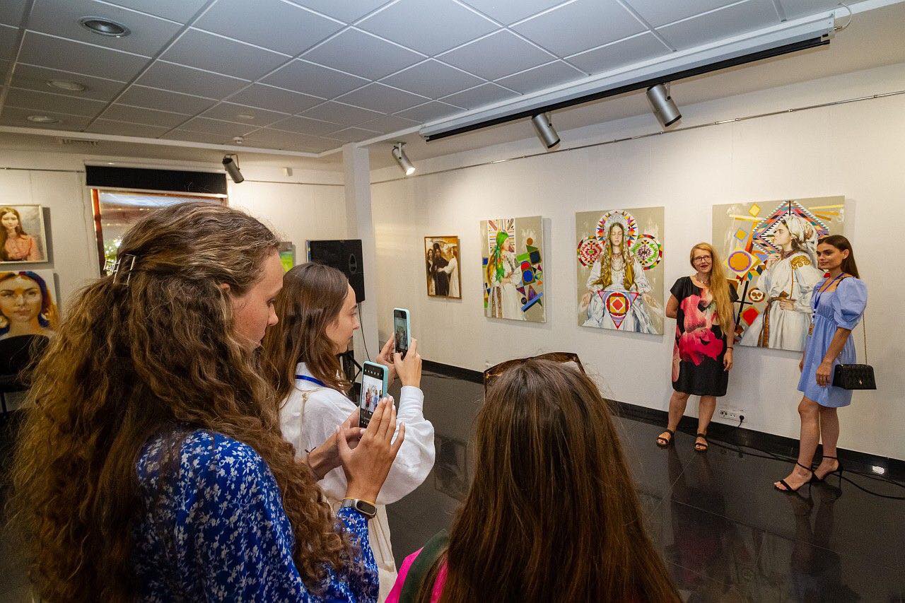 Новини Вінниці - фото з Одеситка малює Поділля: у Вінниці відкрилася виставка художниці Катерини Білетіної