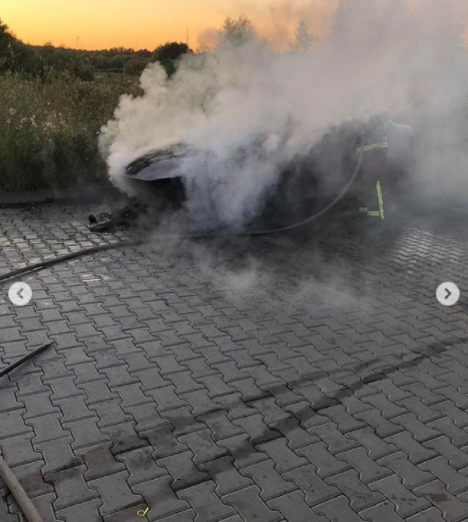 Новини Хмельницького - фото з На Прибузькій горіла «Mazda 3». Рятувальники розповіли можливу причину пожежі dtp_khm