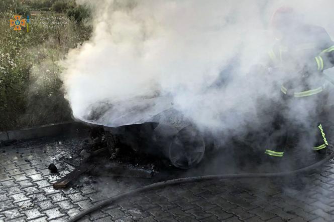 Новини Хмельницького - фото з На Прибузькій горіла «Mazda 3». Рятувальники розповіли можливу причину пожежі