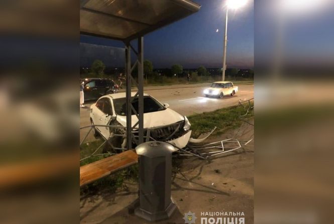 Новини Вінниці - фото з П'яна ДТП, смерть на вокзалі та інше важливе за 13 серпня на 20minut.ua На Келецькій п'яний на Renault протаранив Subaru та в'їхав у зупинку