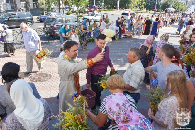 Новини Вінниці - фото з Як упізнати «щипача», делікатна справа та інше важливе за 14 серпня на 20minut.ua ФОТО ДНЯ. Як вінничани освячували зілля та мед у свято Маковея
