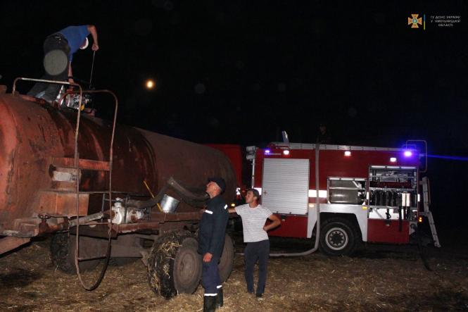 Новини Хмельницького - фото з У масштабній пожежі на Хмельниччині згоріло 10 тонн соломи і сіна