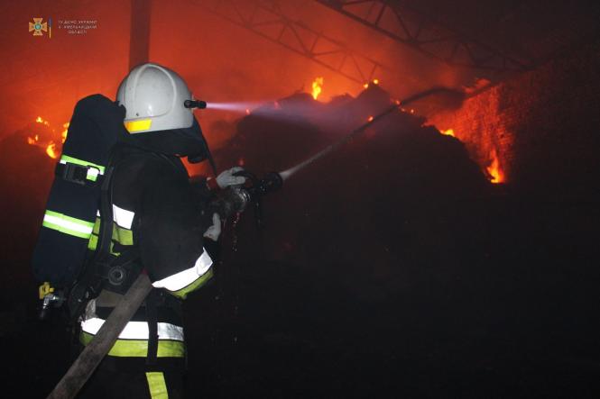 Новини Хмельницького - фото з У масштабній пожежі на Хмельниччині згоріло 10 тонн соломи і сіна