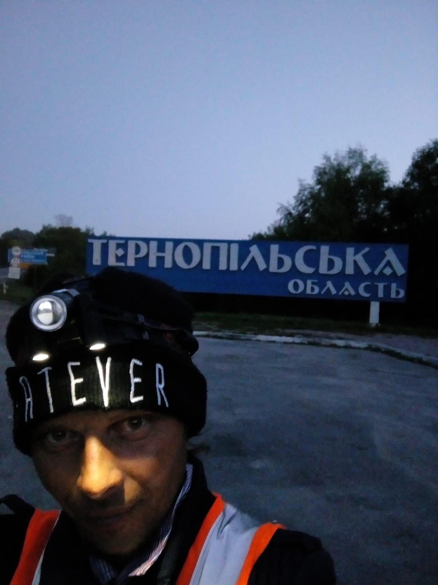 Новини Тернополя - фото з Аж язика стер! Чому хлопець подолав 600 кілометрів до Тернополя на велосипеді, граючи на сопілці