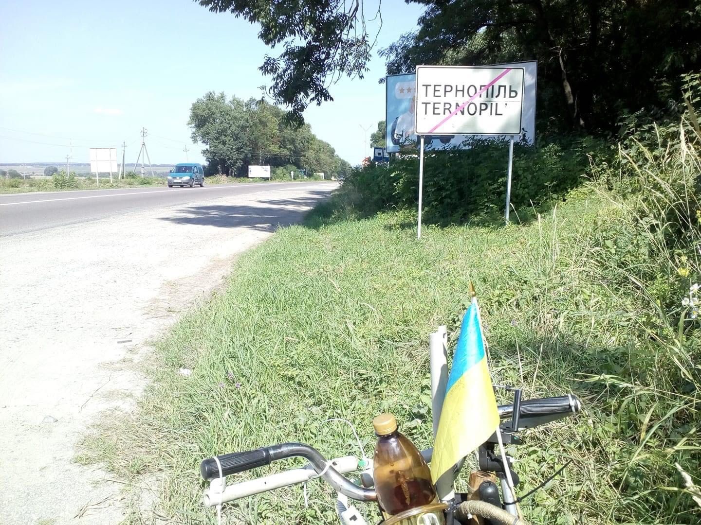 Новини Тернополя - фото з Аж язика стер! Чому хлопець подолав 600 кілометрів до Тернополя на велосипеді, граючи на сопілці