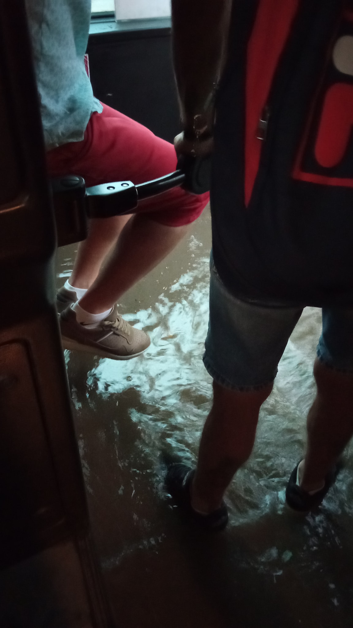 Новини Хмельницького - фото з “Хмельницька Венеція”. Підбірка фото й відео з соцмереж із наслідками зливи Возможно, это изображение (один или несколько человек)