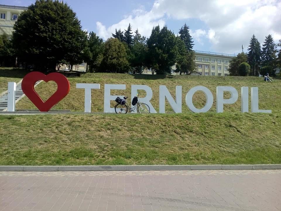 Новини Тернополя - фото з Аж язика стер! Чому хлопець подолав 600 кілометрів до Тернополя на велосипеді, граючи на сопілці