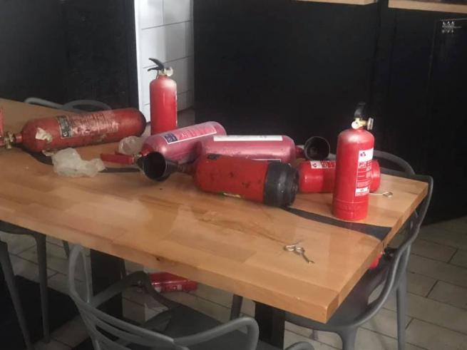 Новини Вінниці - фото з Пожежа в кафе «Vinnytsia Food Market» в центрі Вінниці. Що відомо? На зображенні може бути: у приміщенні