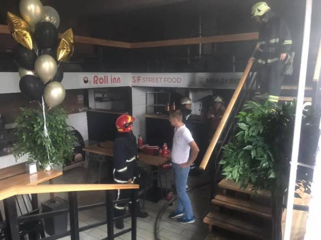 Новини Вінниці - фото з Пожежа в кафе «Vinnytsia Food Market» в центрі Вінниці. Що відомо? На зображенні може бути: повітряна кулька, у приміщенні та текст «Roll inn SF STREET FOOD»