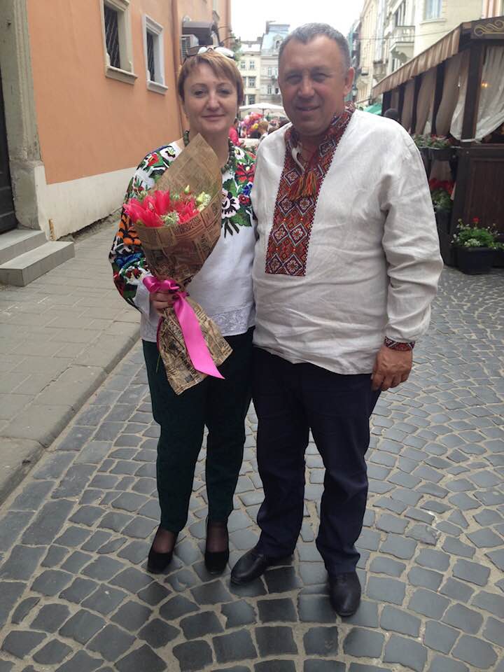 На зображенні може бути: 2 людини, зокрема Надія Буячок та люди усміхаються