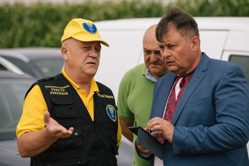 Новини Вінниці - фото з «Було велике бажання привітати всю Україну з ювілеєм». Найбільший Герб держави «виріс» на полі у Бершаді