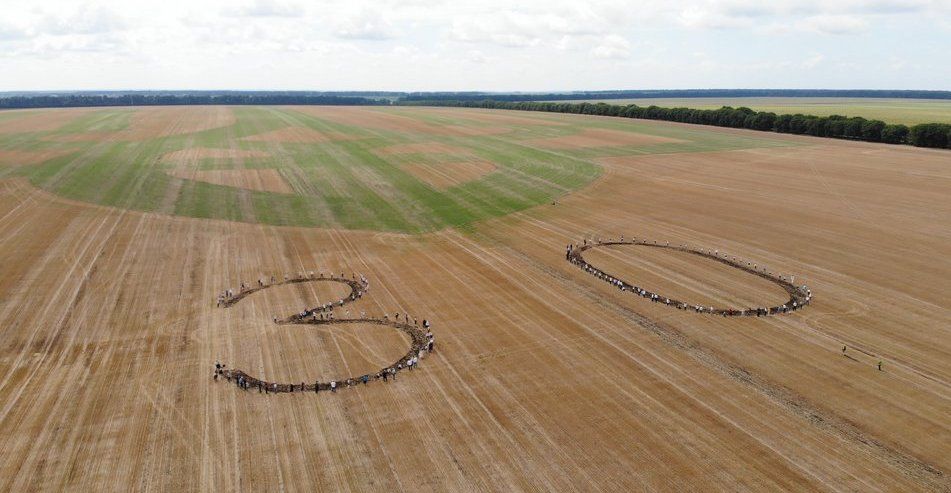 Новини Вінниці - фото з «Було велике бажання привітати всю Україну з ювілеєм». Найбільший Герб держави «виріс» на полі у Бершаді
