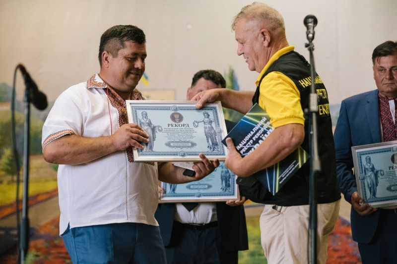 Новини Вінниці - фото з «Було велике бажання привітати всю Україну з ювілеєм». Найбільший Герб держави «виріс» на полі у Бершаді