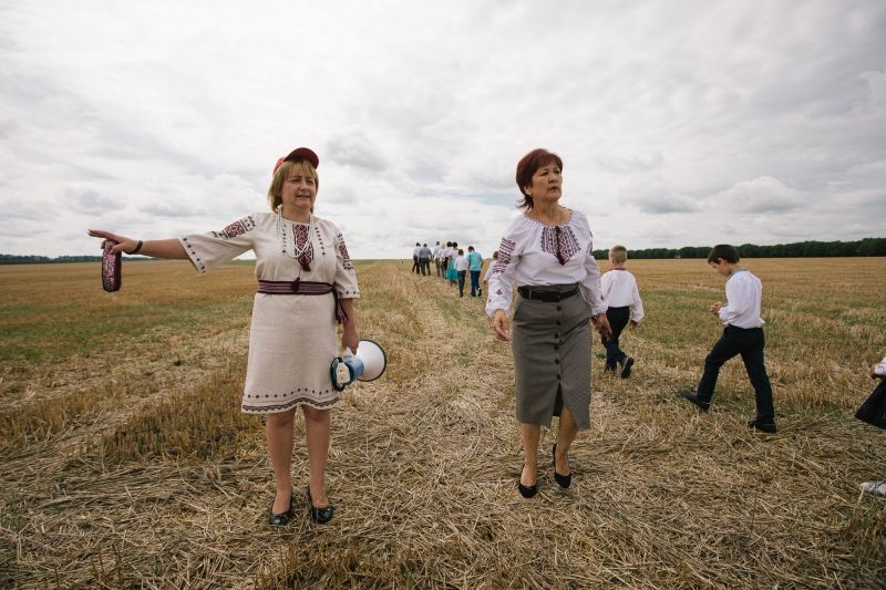 Новини Вінниці - фото з «Було велике бажання привітати всю Україну з ювілеєм». Найбільший Герб держави «виріс» на полі у Бершаді