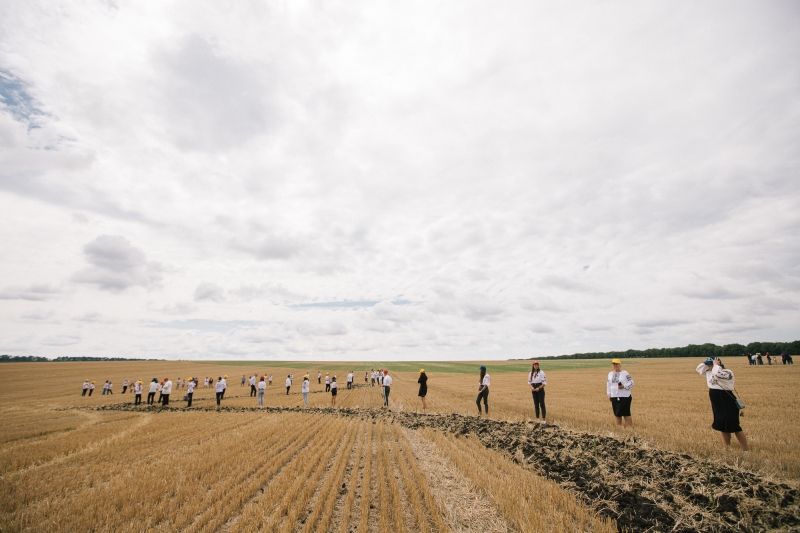 Новини Вінниці - фото з «Було велике бажання привітати всю Україну з ювілеєм». Найбільший Герб держави «виріс» на полі у Бершаді