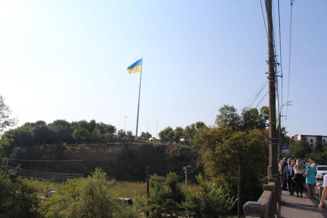 Новини Вінниці - фото з Найбільший прапор в області підняли на Замковій горі. Дивіться у фоторепортажі, як це було