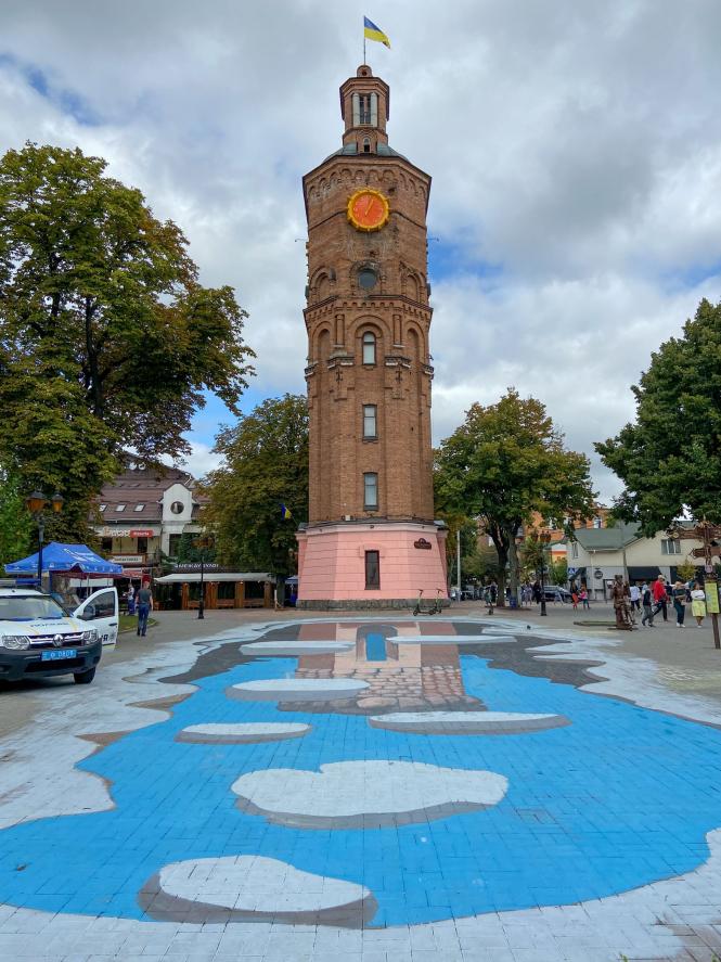 Новини Вінниці - фото з На площі біля Вежі з'явився новий 3D-малюнок. ФОТО ДНЯ