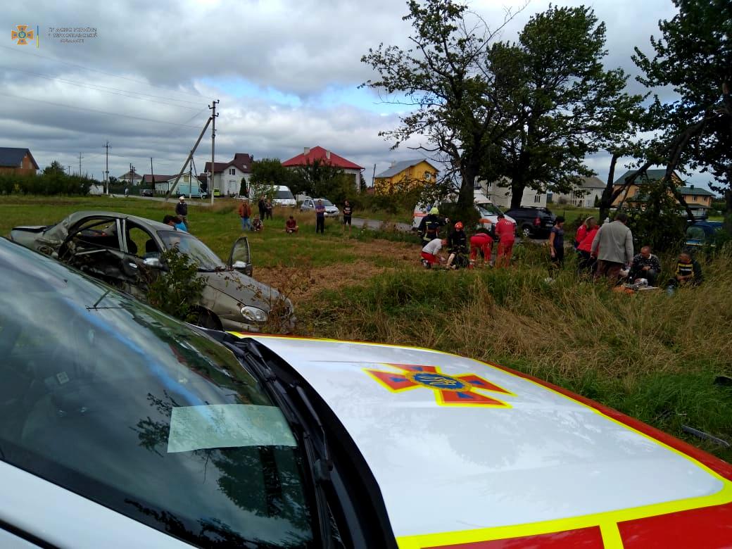 Новини Тернополя - фото з Аварія на Тернопільщині: п'ятьох постраждалих з автівок виймали рятувальники (ФОТО)