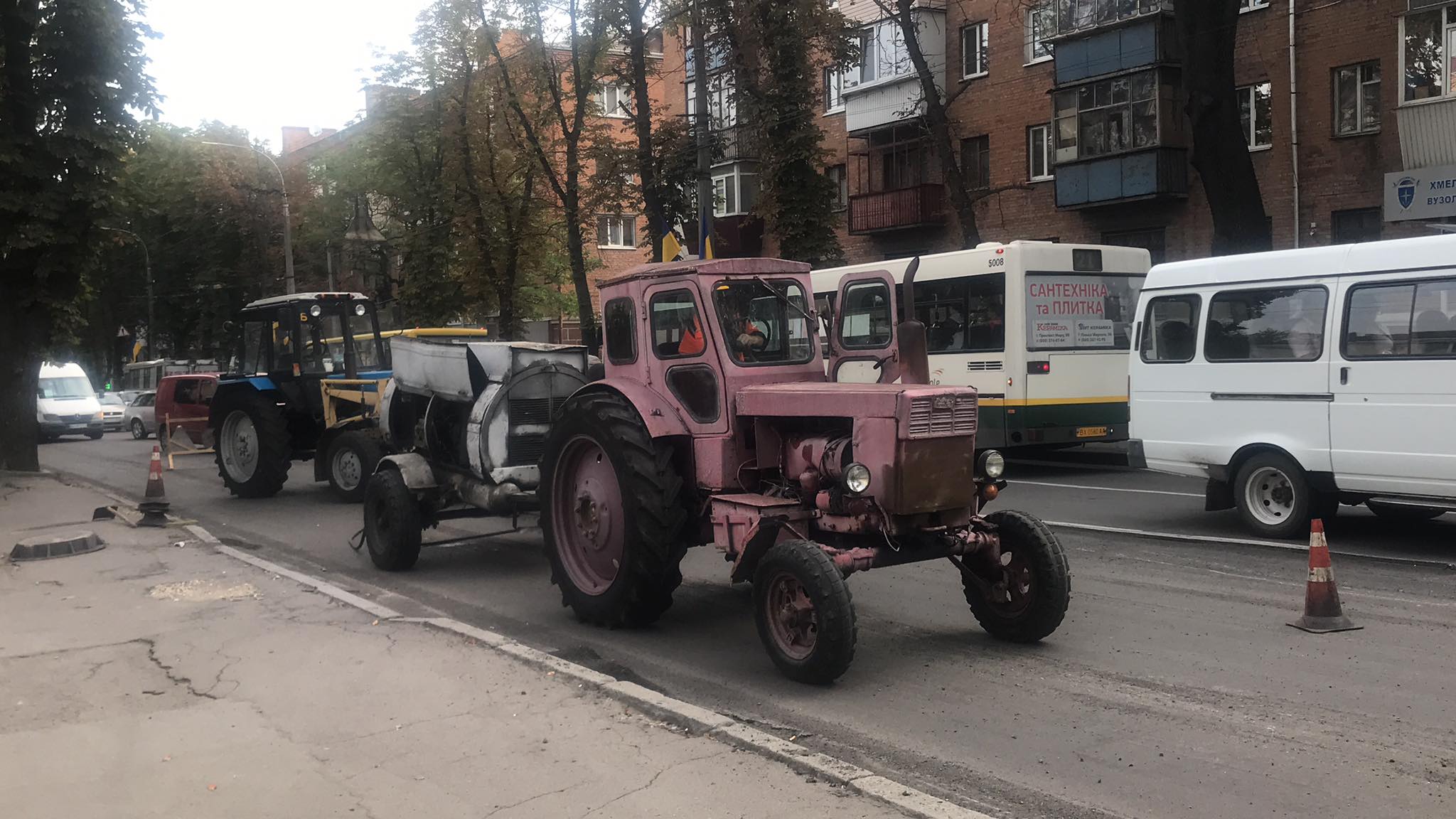 Новини Хмельницького - фото з Обіцяли проводити вночі. Дізналися, чому ремонт дороги на Кам’янецькій виконують вдень Нет описания.