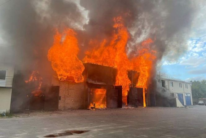 Новини Вінниці - фото з Чим завершилася масштабна пожежа на Старому місті? Поліція відкрила провадження Сирени та стовп чорного диму. На Старому місті горять склади