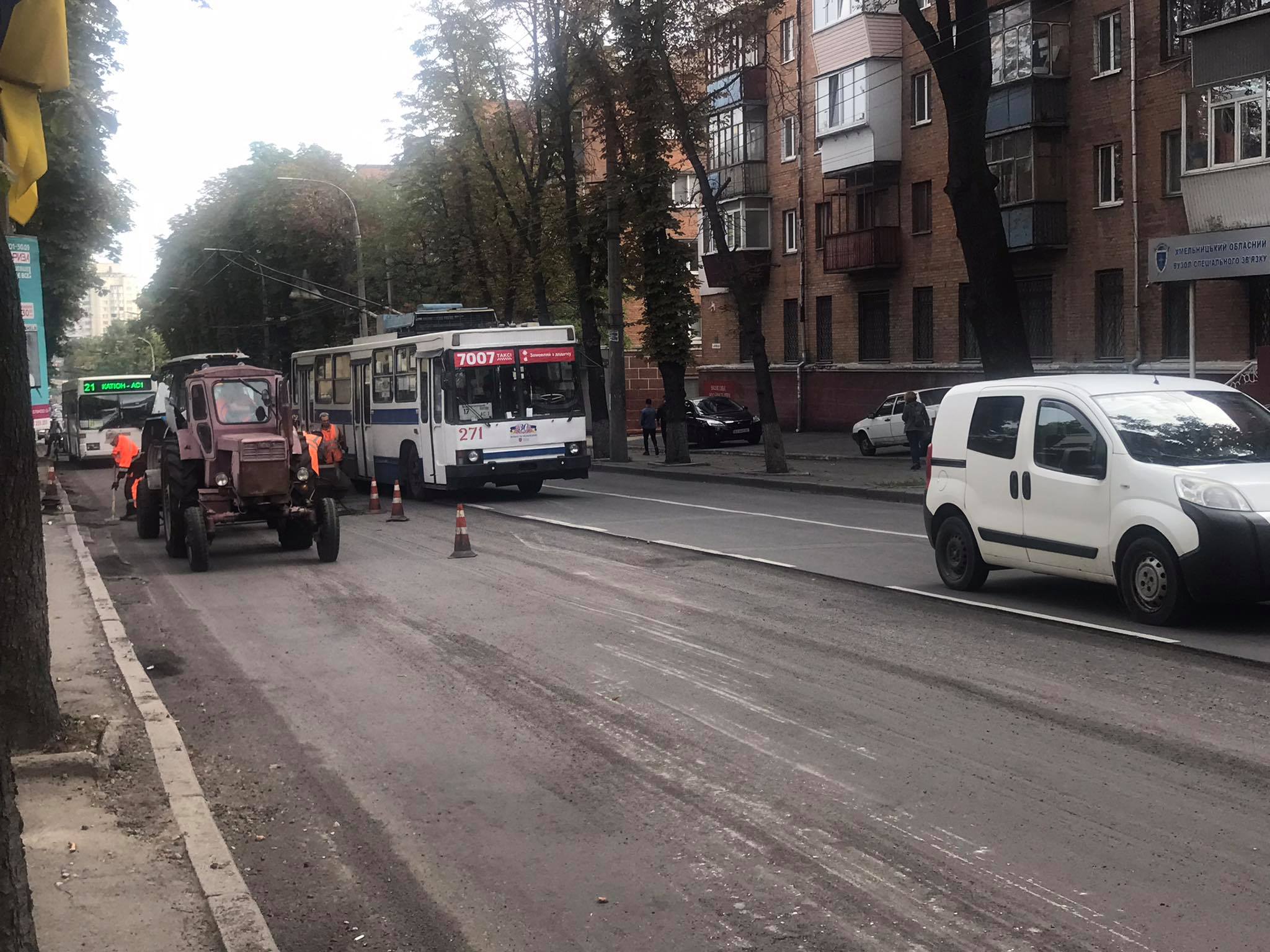 Новини Хмельницького - фото з Обіцяли проводити вночі. Дізналися, чому ремонт дороги на Кам’янецькій виконують вдень Нет описания.