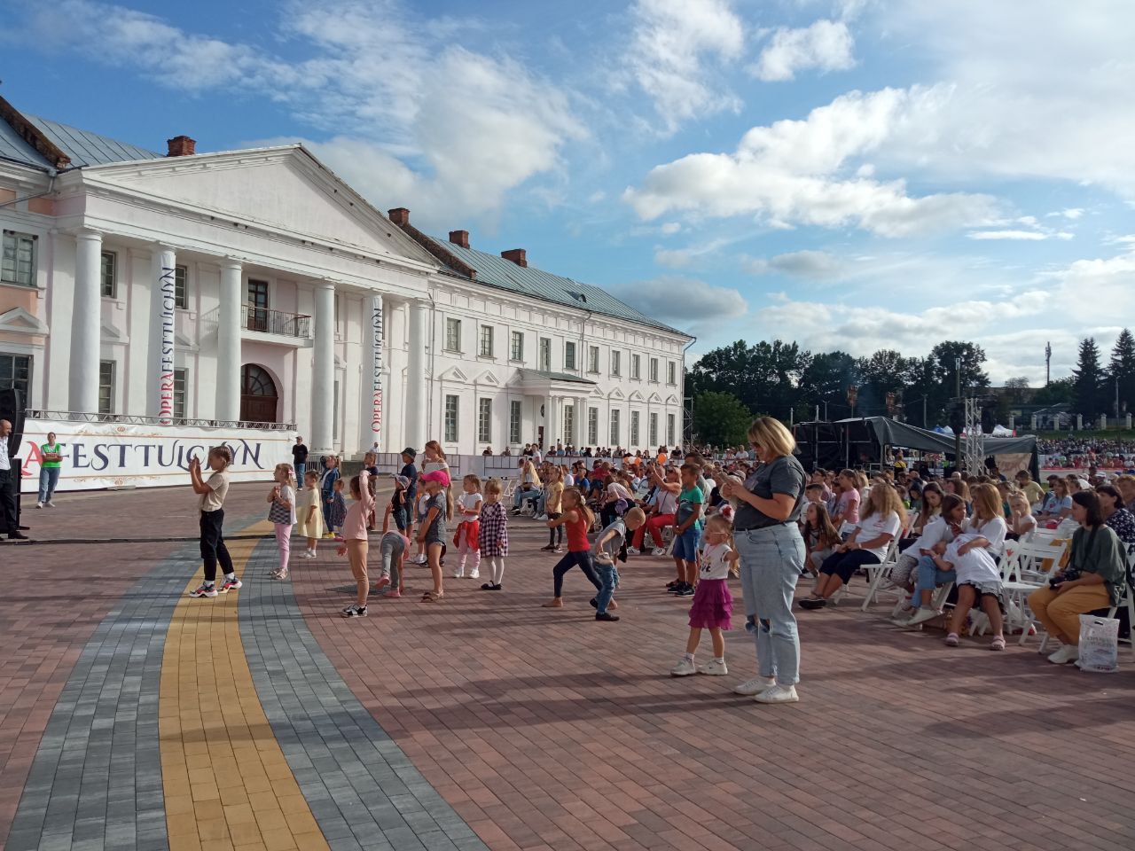 Новини Вінниці - фото з Під парасольками й зі сльозами на очах. Репортаж з вечірньої програми другого дня OPERAFEST TULCHYN